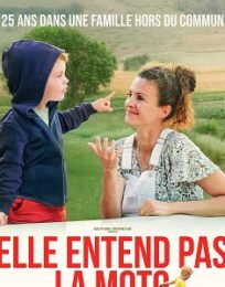 Elle entend pas la moto