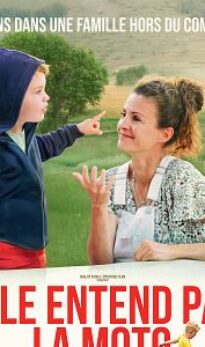 Elle entend pas la moto